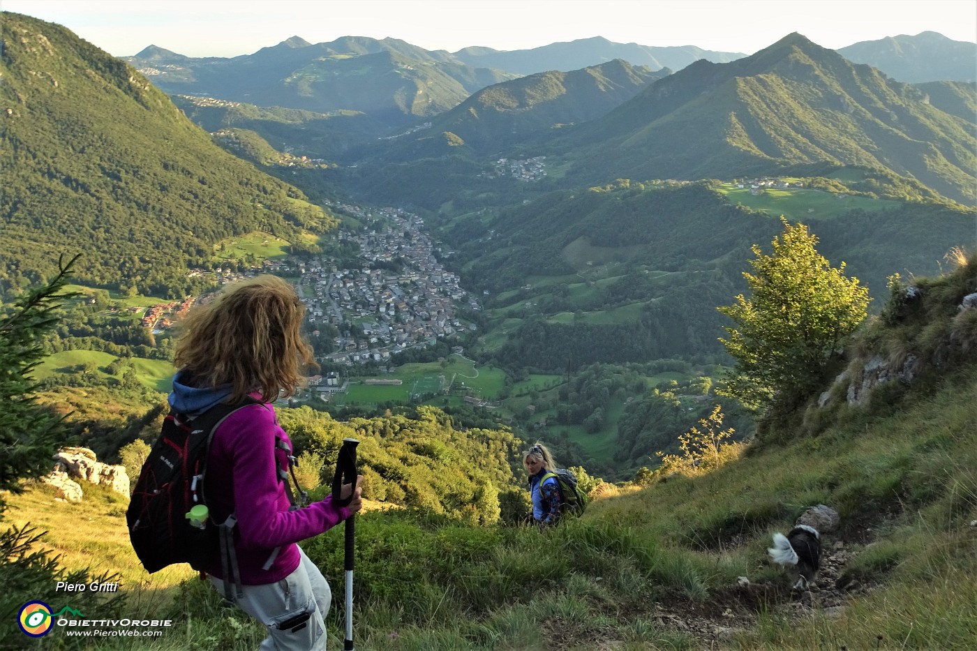 54 Scendiamo con vista sulla Val Serina e il Monte Gioco.JPG